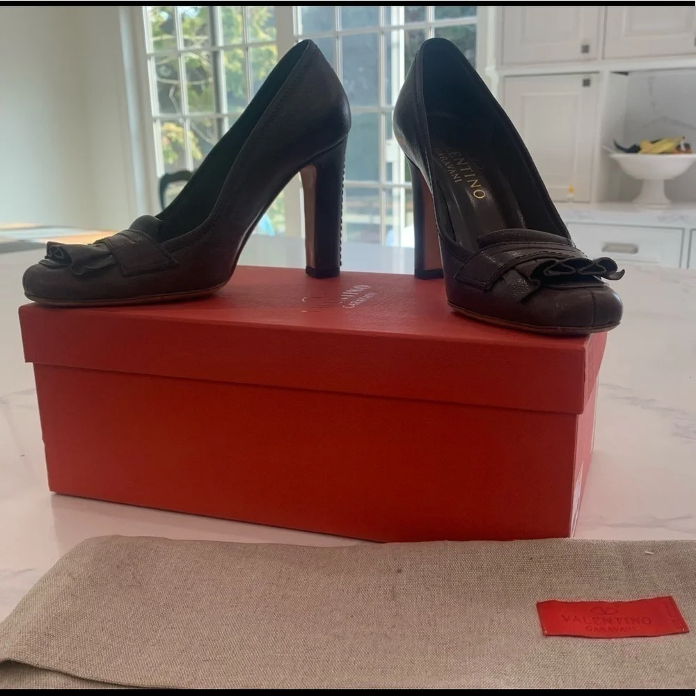 𝅺VALENTINO vintage distressed brown leather square toe pumps EUC sz 35 or 5